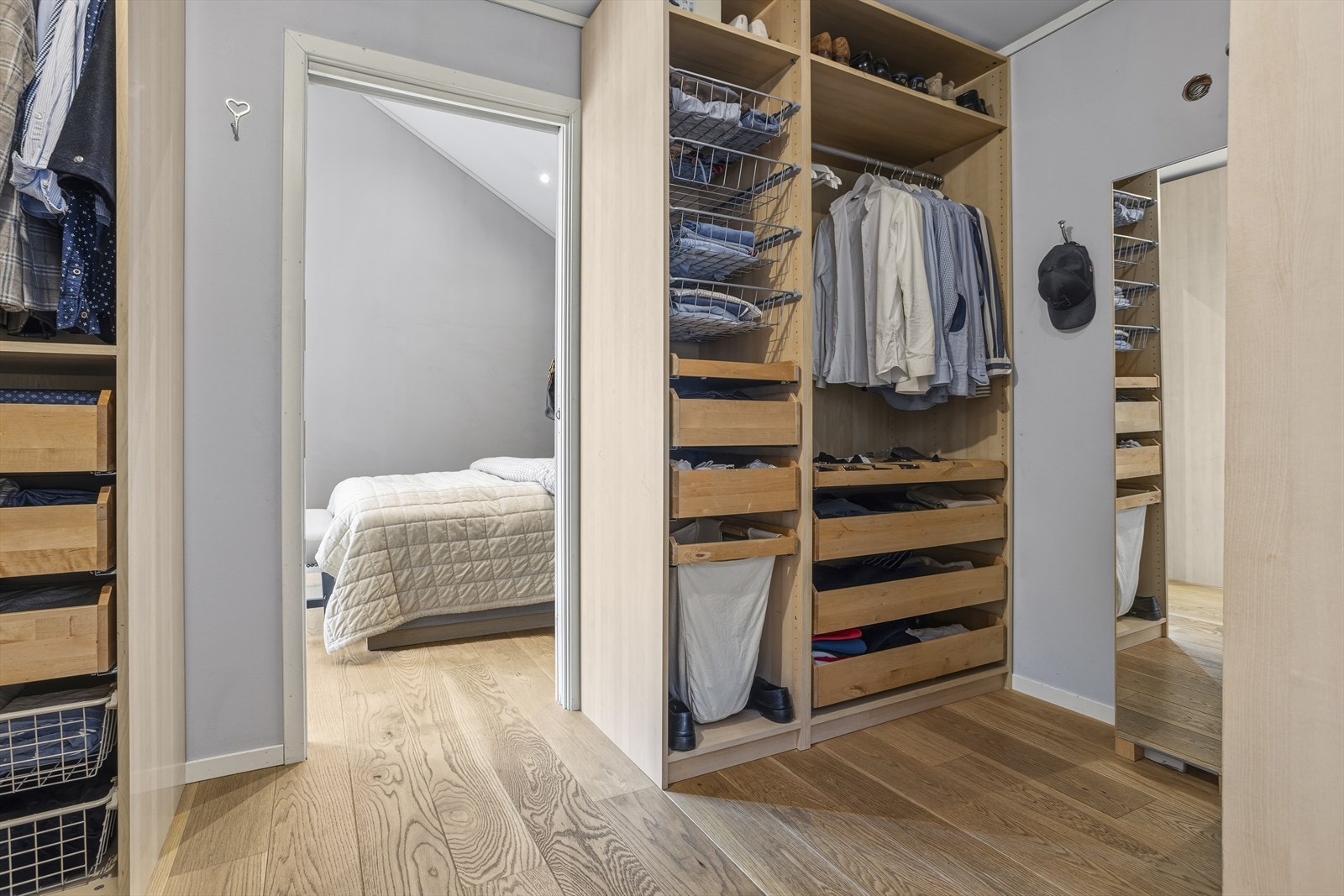 Walk-in-garderobe i tilknytning til hovedsoverommet, innredet med smarte og funksjonelle oppbevaringsløsninger som gir god orden og effektiv utnyttelse av plassen. Galleribilde