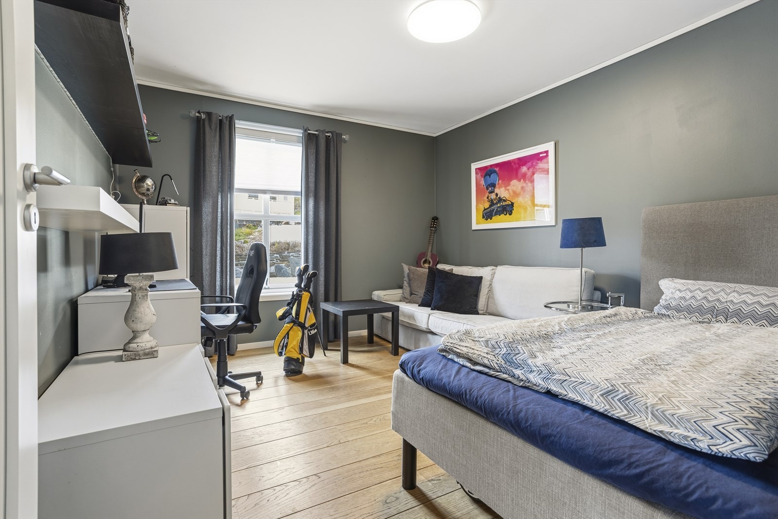 Et av soverommene fremstår som romslig og funksjonelt, med god plass til både seng, nattbord og skrivebord. Rommet egner seg godt som barnerom, gjesterom eller kombinert sove- og arbeidsrom, og gir fleksible bruksmuligheter tilpasset ulike behov. Galleribilde