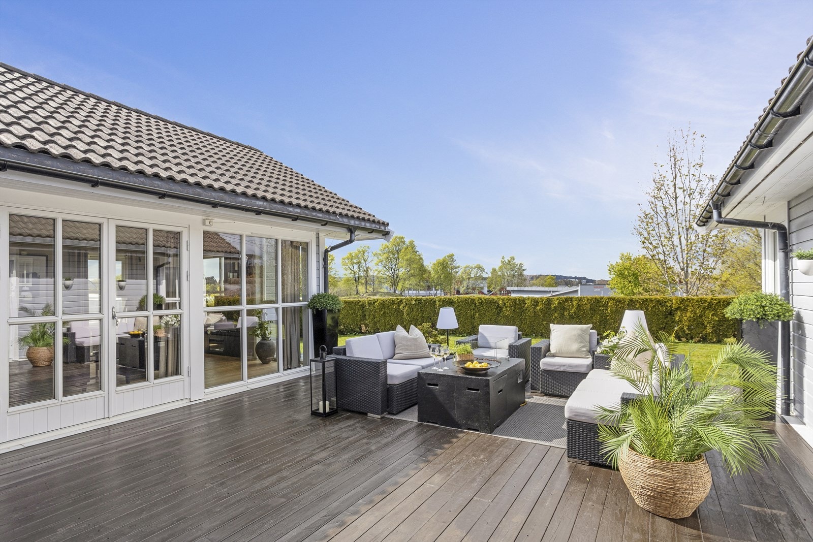 Terrassen er et naturlig midtpunkt med god plass til flere sittegrupper. Galleribilde