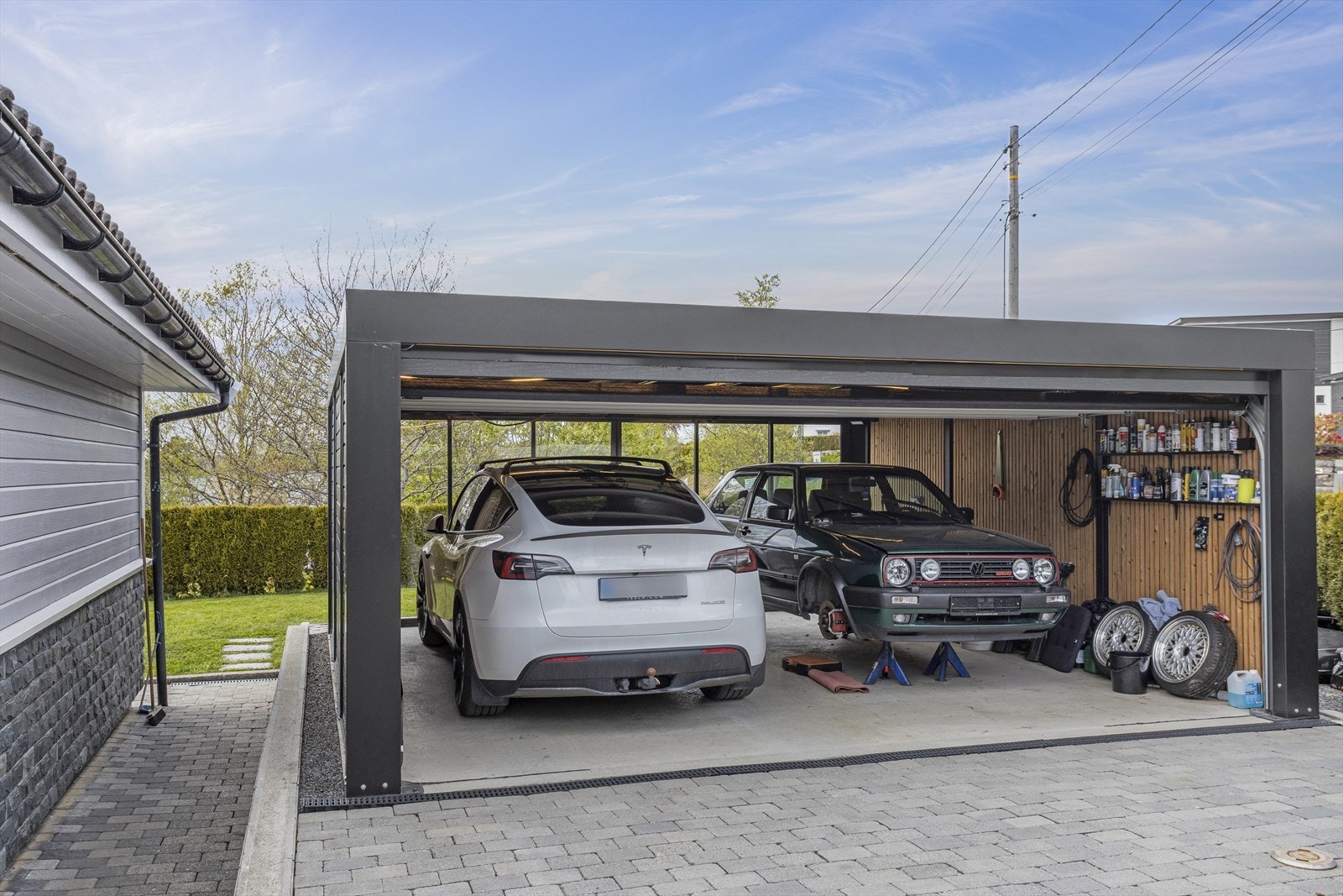 Det er installert to separate ladestasjoner for elbil. Én lader er plassert utvendig på boligens vegg mens den andre er montert i garasjen (Tesla-lader). Begge ladestasjonene er tilkoblet egne kurser og sikringer i hovedtavlen. Galleribilde