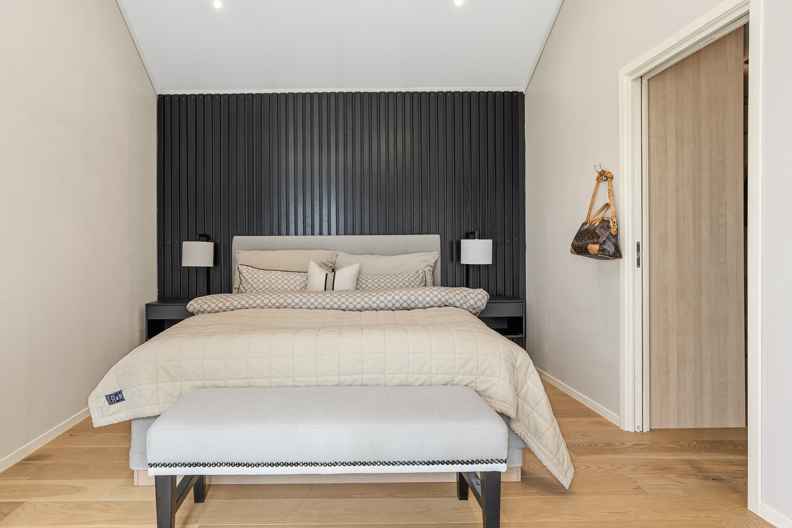 Hovedsoverommet har en elegant spilevegg og direkte adkomst til walk-in-garderobe. Galleribilde