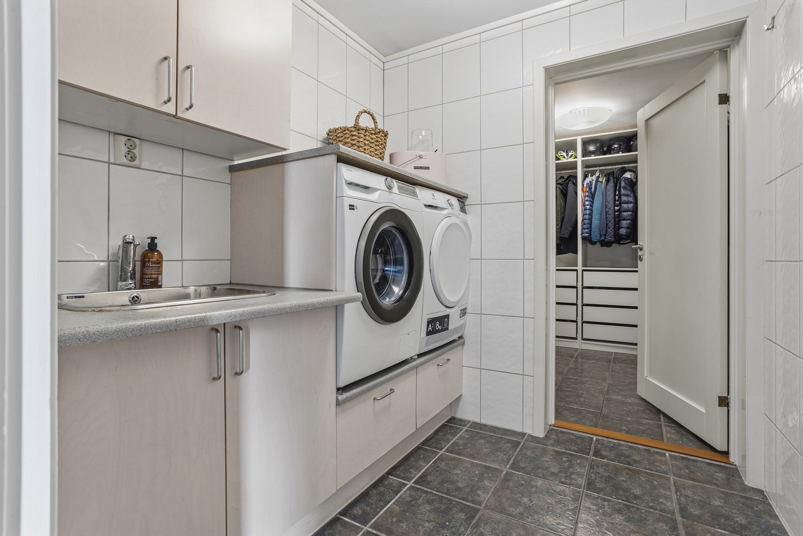Praktisk og romslig vaskerom med tilknytning til walk-in-garderobe. Galleribilde