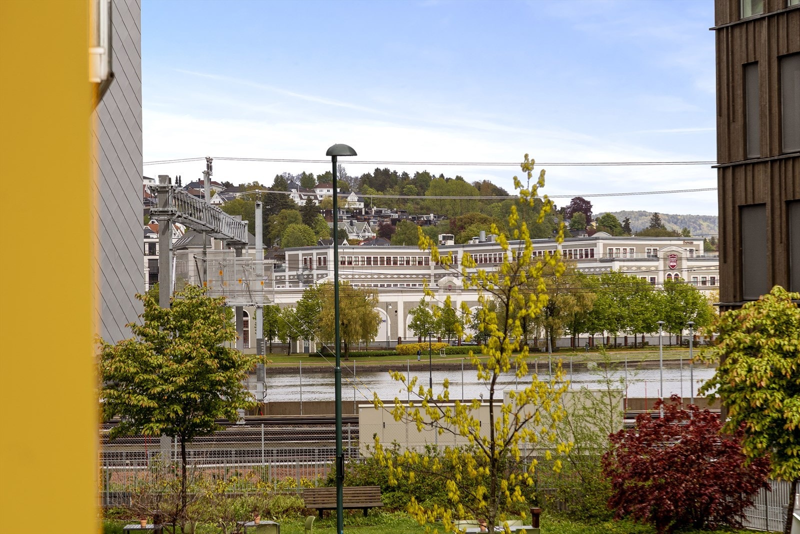 Utsikt mot elva Galleribilde