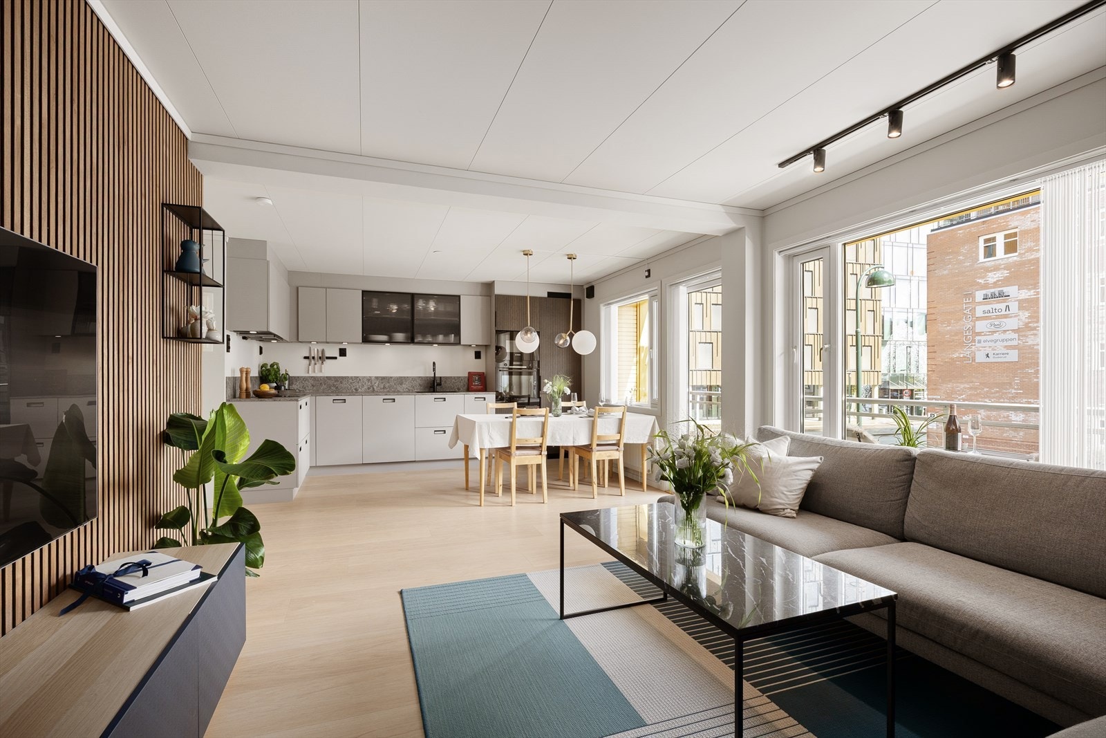 Fra hall kommer man inn til en lys og åpen stue-/kjøkkenløsning Galleribilde
