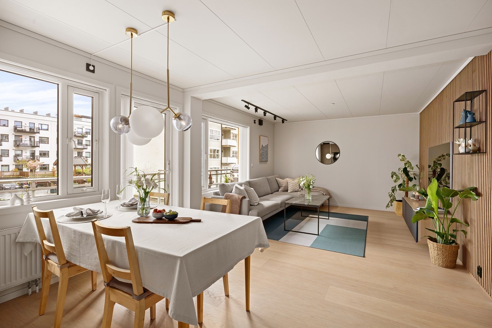 Rommet har rikt med lysinnslipp, samt utgang til uteplass Galleribilde