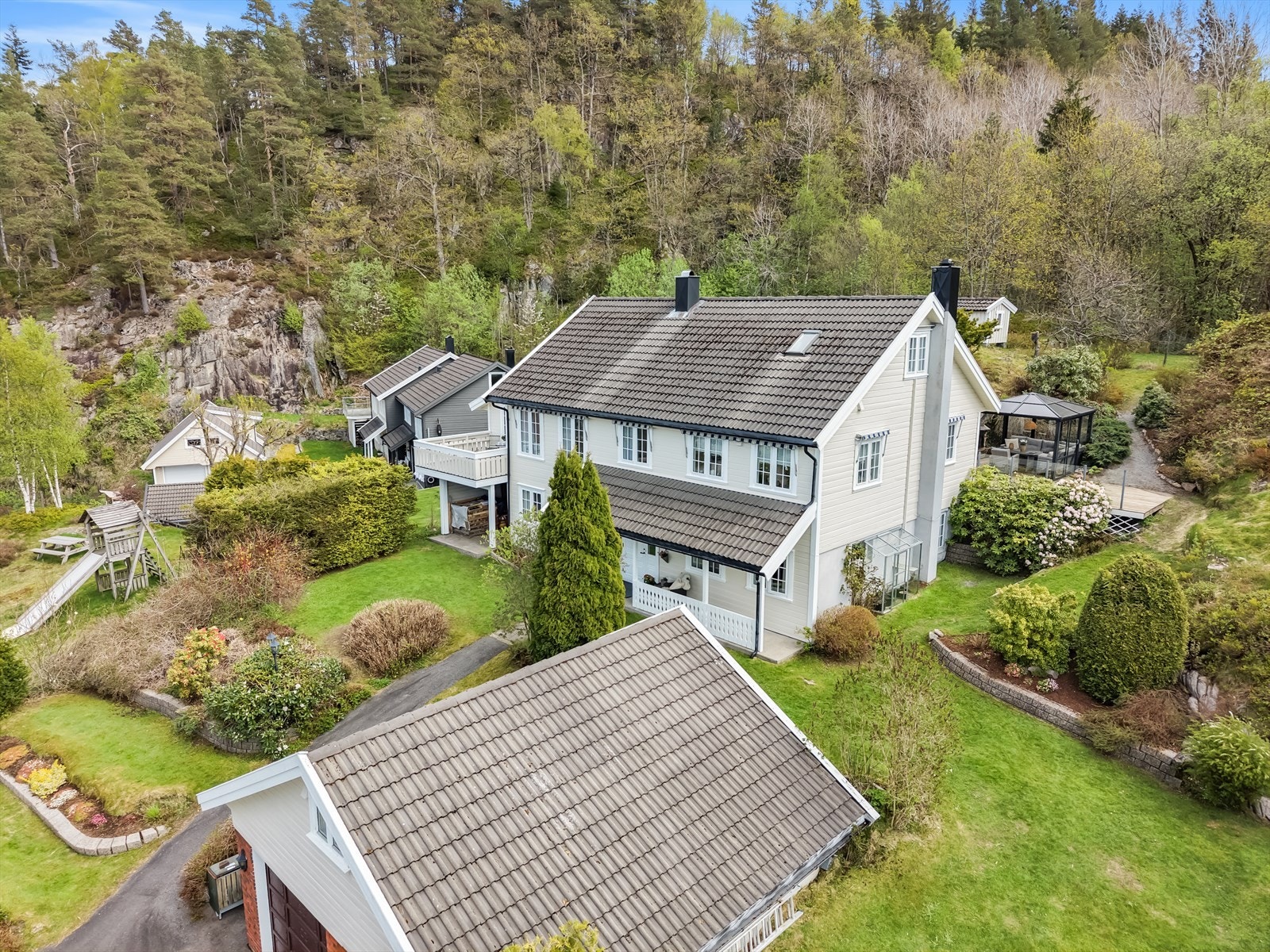 Sjarmerende og innholdsrik enebolig over 3 plan med dobbel garasje og flott hage/uteområde. Galleribilde