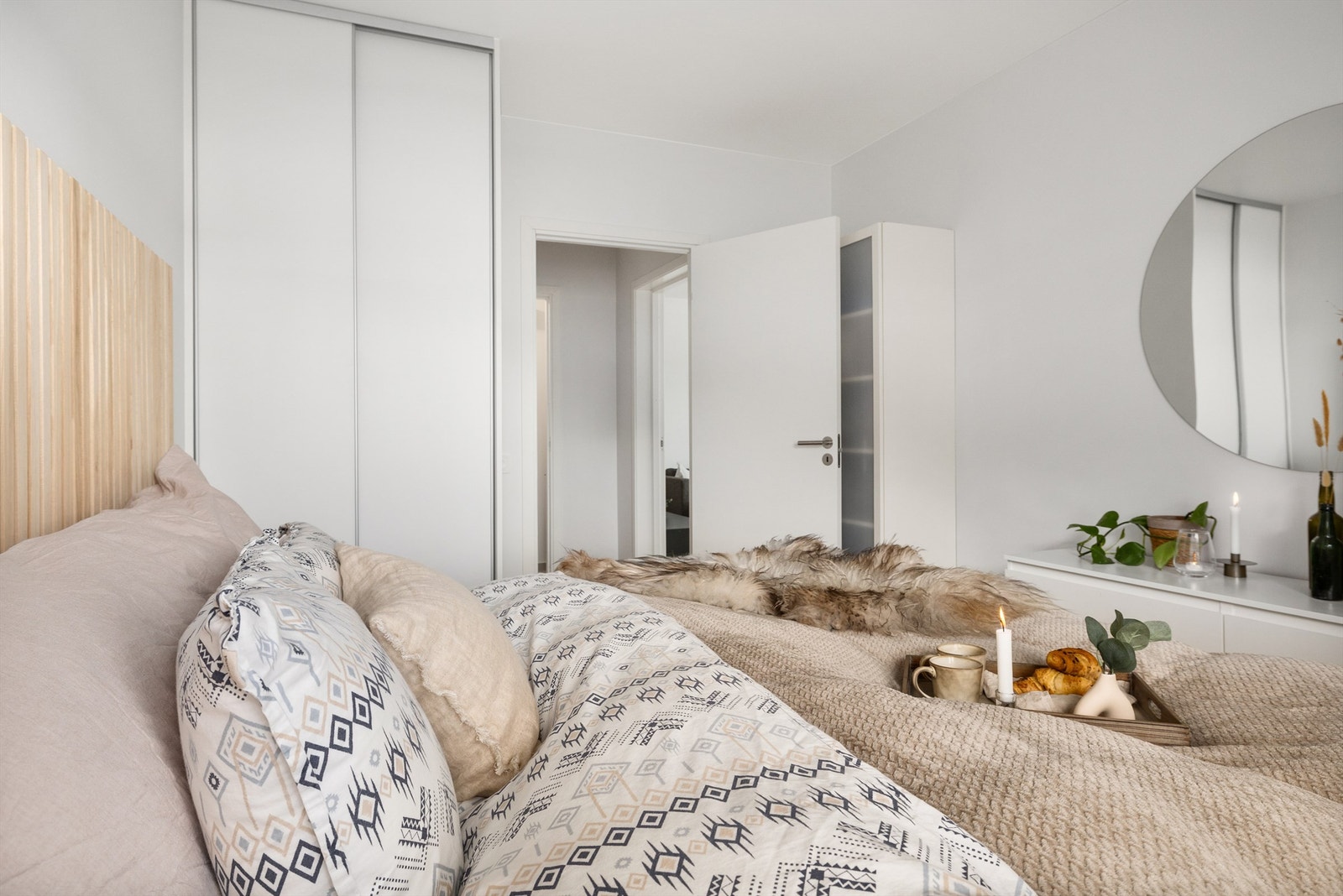 God skapplass med skyvedørsgarderobe og ytterligere garderobeskap Galleribilde