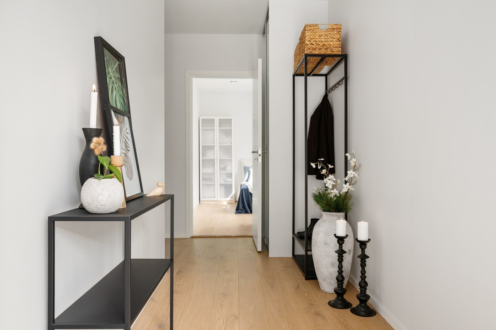 Lyst og romslig inngangsparti med god takhøyde Galleribilde