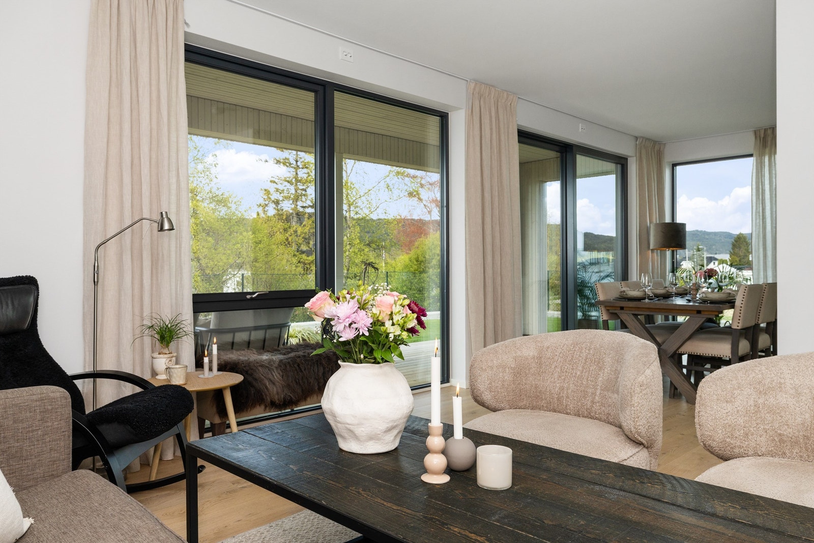 De store vindusflatene gir godt med naturlig lysinnslipp og naturen tett på Galleribilde