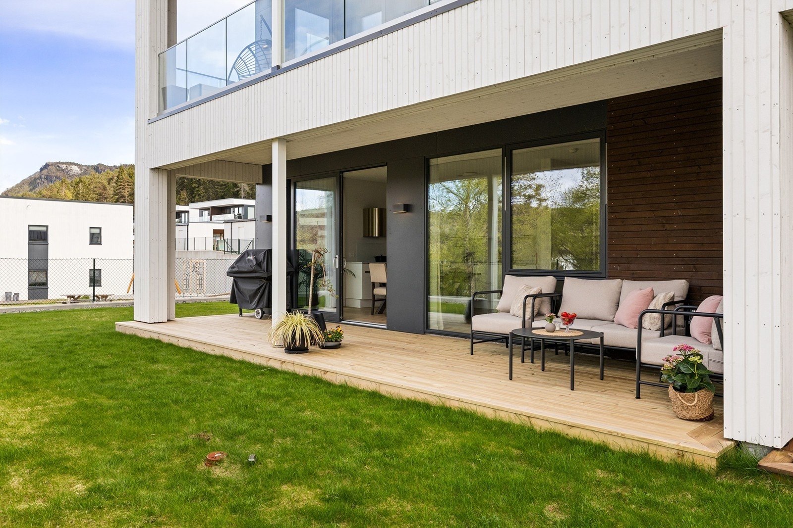 Usjenert terrasse med overbygg Galleribilde