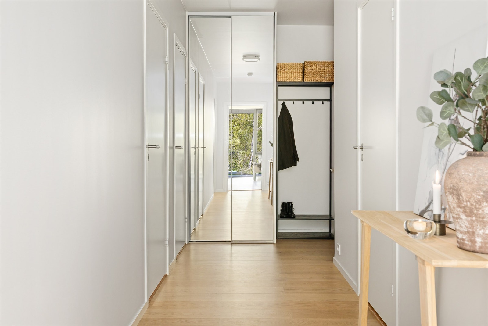 Skyvedørsgarderobe med speildører medfølger Galleribilde