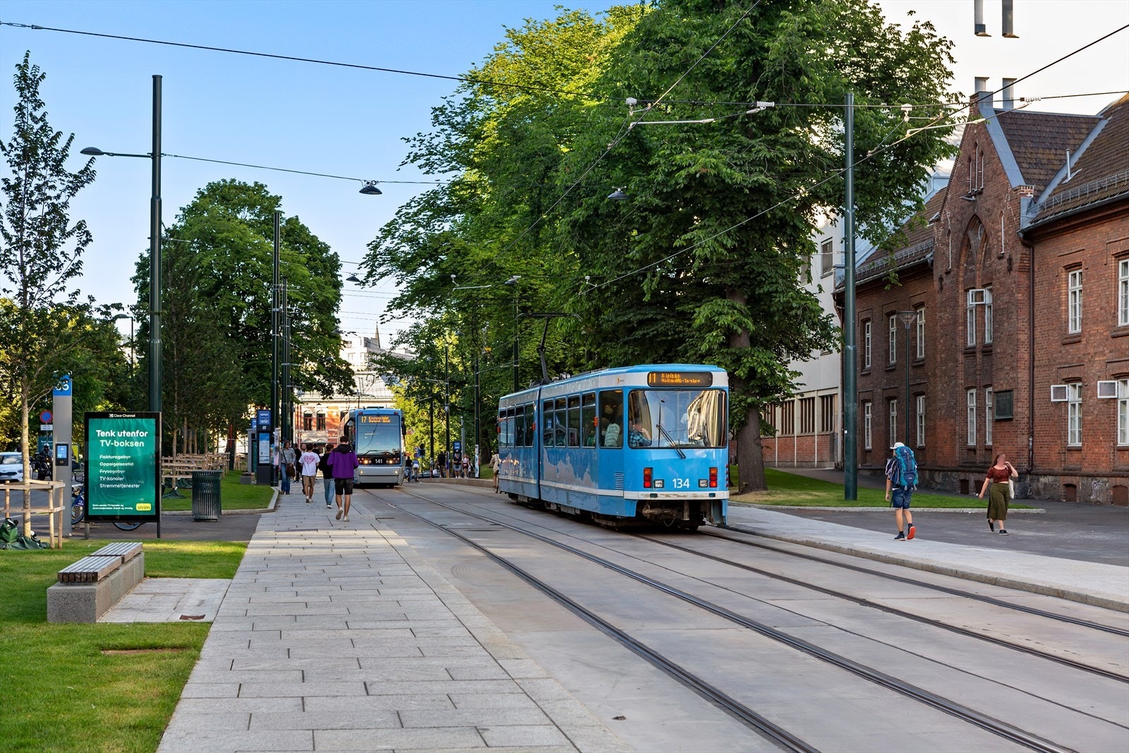 Nybrua med trikkeforbindelse og klassisk bymiljø i nærområdet Galleribilde
