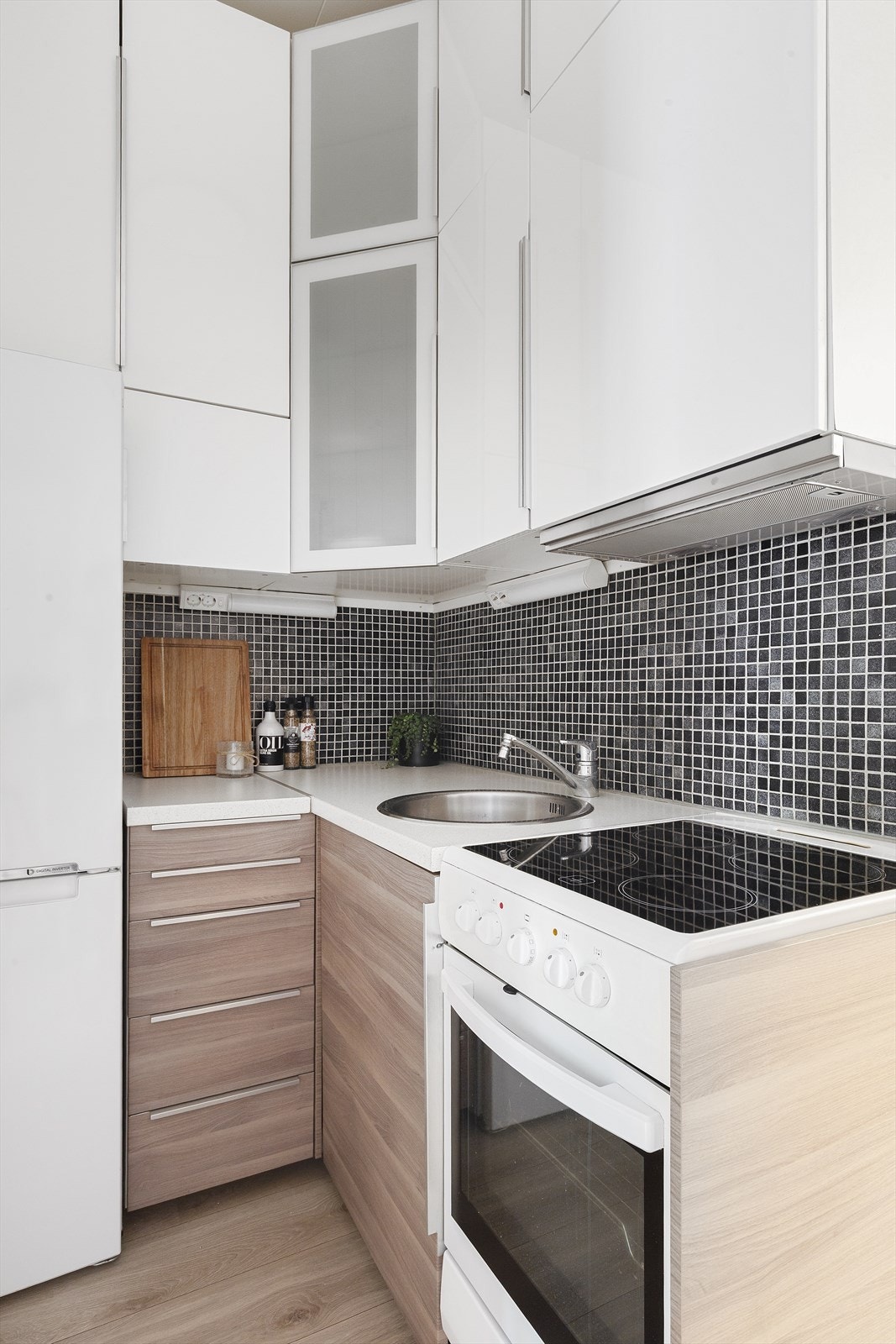 Kjøkkeninnredning fra Ikea med glatte fronter og benkeplate av laminat Galleribilde