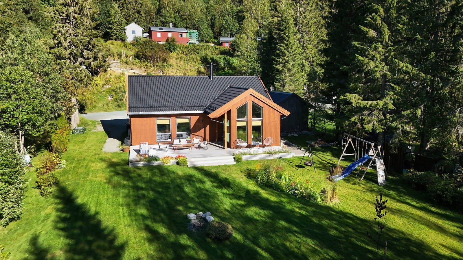 Her bor man i skogkanten med rikt dyre- og fugleliv, solrike omgivelser fra morgen til kveld og naturen som nærmeste nabo. Galleribilde