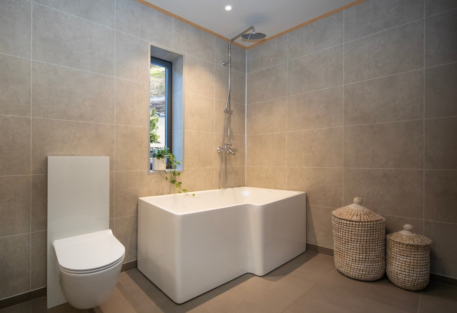 Badet er utstyrt med badekar, servantskap, wc og opplegg for vaskemaskin/tørk. Galleribilde