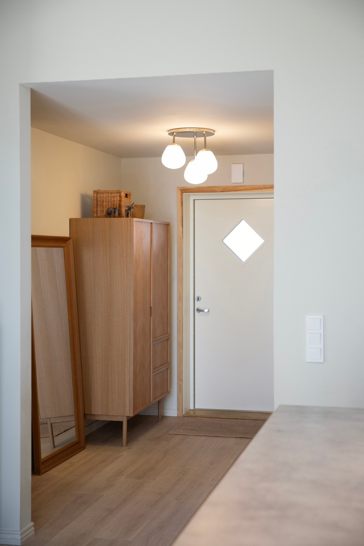 Entreen har god plass til yttertøy og sko, og har behagelige varmekabler i gulvet. Galleribilde