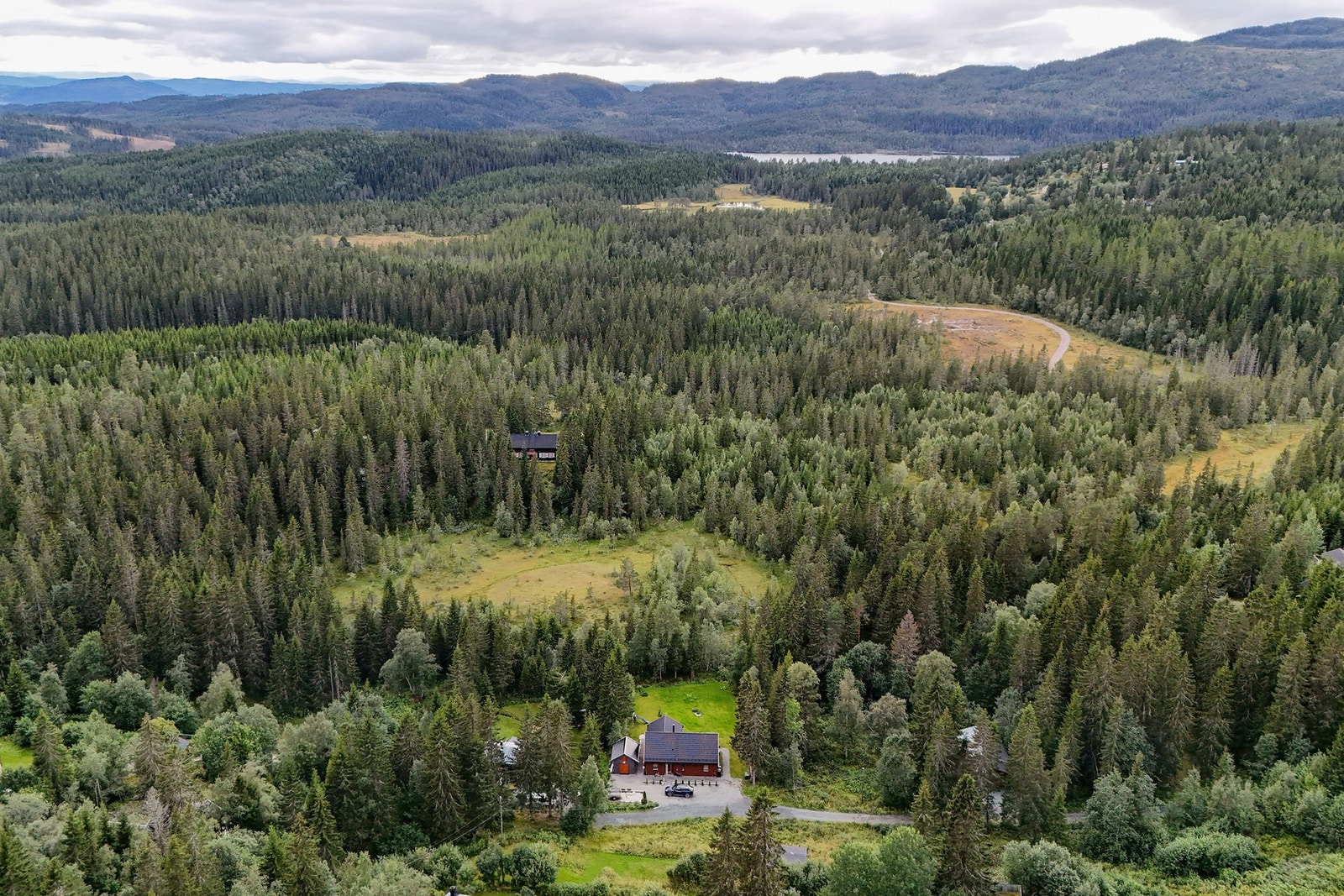 Rett utenfor ytterdøren ligger et helårs turterreng lett tilgjengelig med fantastiske turmuligheter i hverdagen med det tallrike turløypenettet Bymarka har å by på. Galleribilde