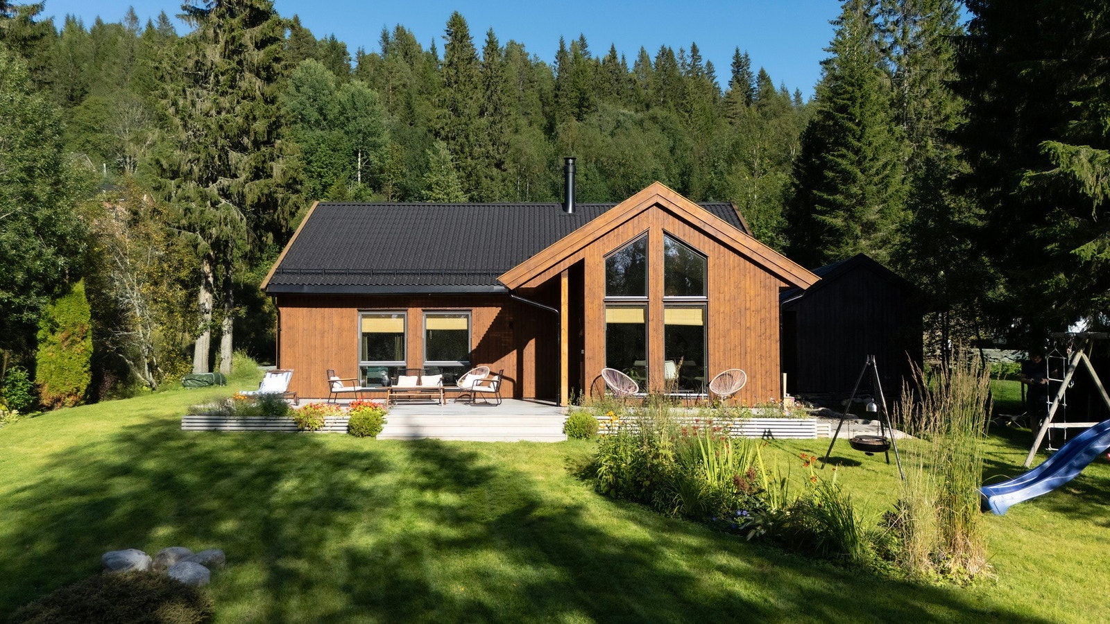 Huset ligger fredelig til med "ski in, ski out" rett utenfor tomtegrensen. Her kan du nyte fantastisk turterreng sommer som vinter. Galleribilde