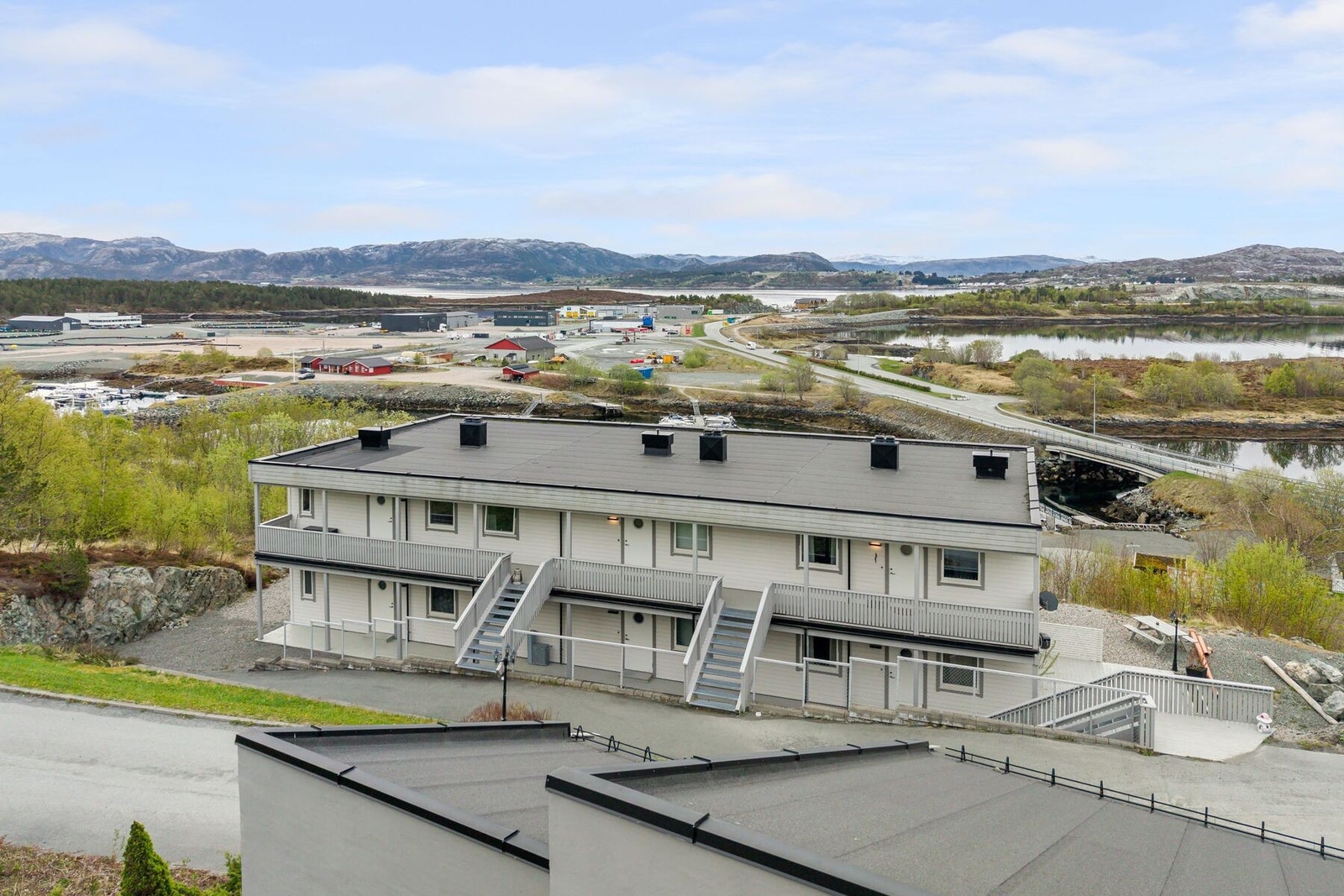 Det er gangavstand til Rema 1000, hurtigbåtterminal og Jøsnøya Galleribilde
