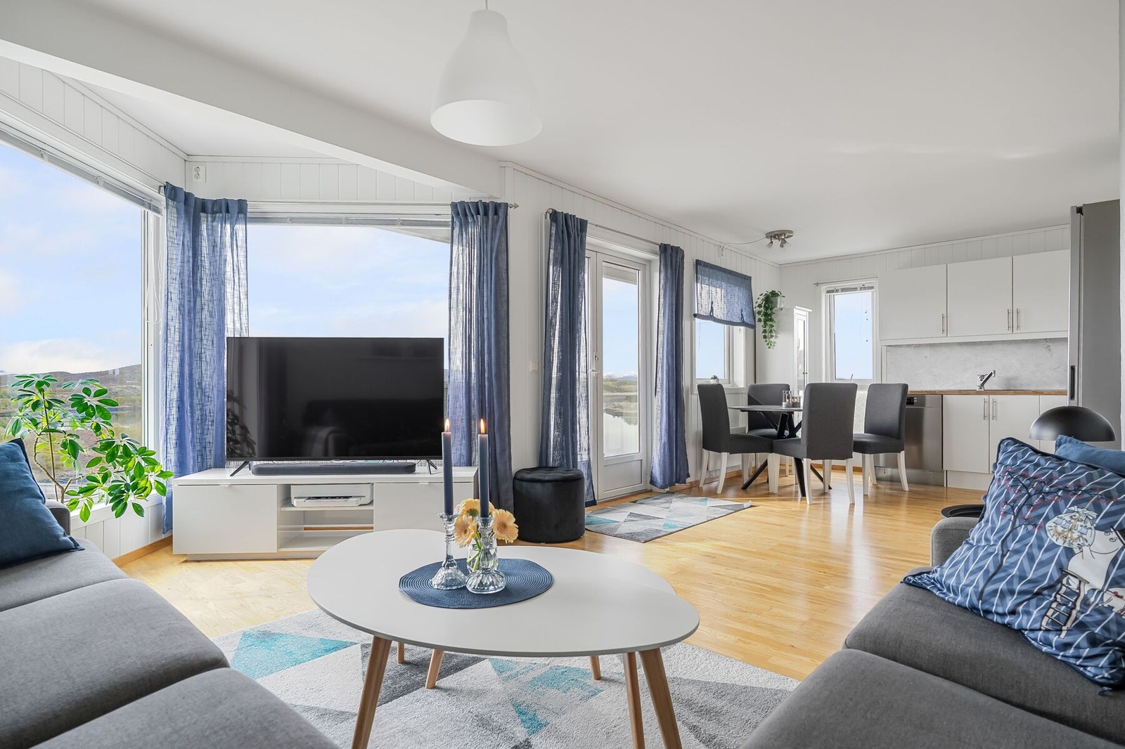 Her har man plass til sofagruppe, spisebord, TV, m.m. Galleribilde