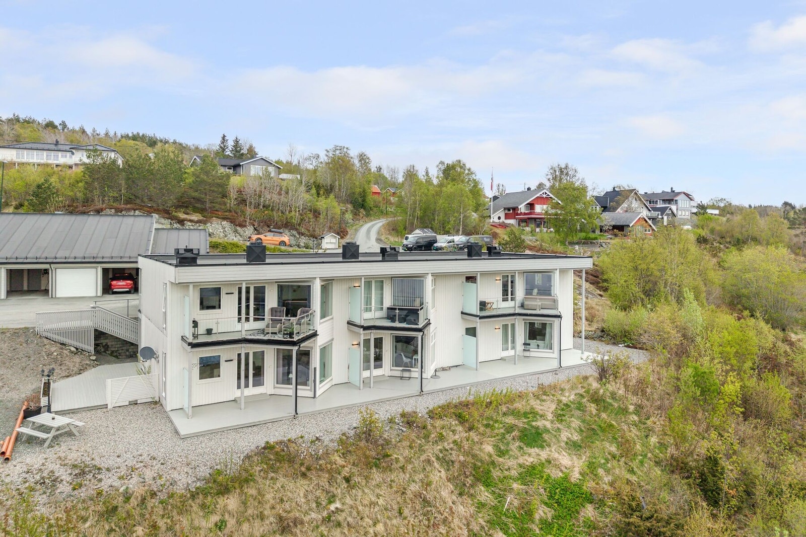 Leiligheten ligger ca 3,5 km fra Strand oppvekstsenter hvor man finner barnehage og barneskole Galleribilde
