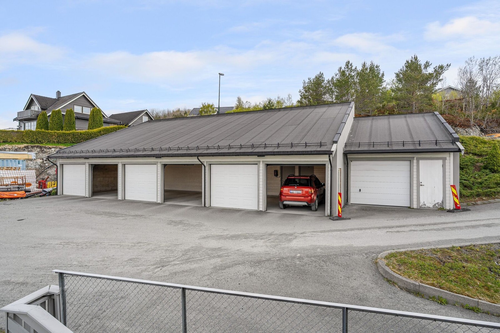 Leiligheten disponerer garasjeplass med bod Galleribilde