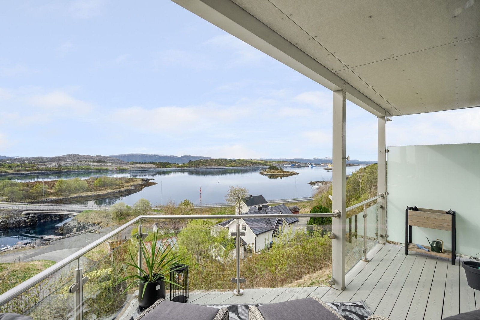 Terrasse på ca. 9 kvm. med plass til utemøblement m.m. Galleribilde