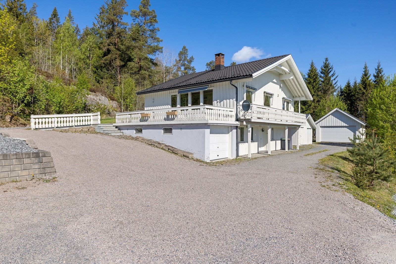 Eiendommen er på hele 1 606 kvm og er pent opparbeidet med hageområde og gruset gårdsplass Galleribilde
