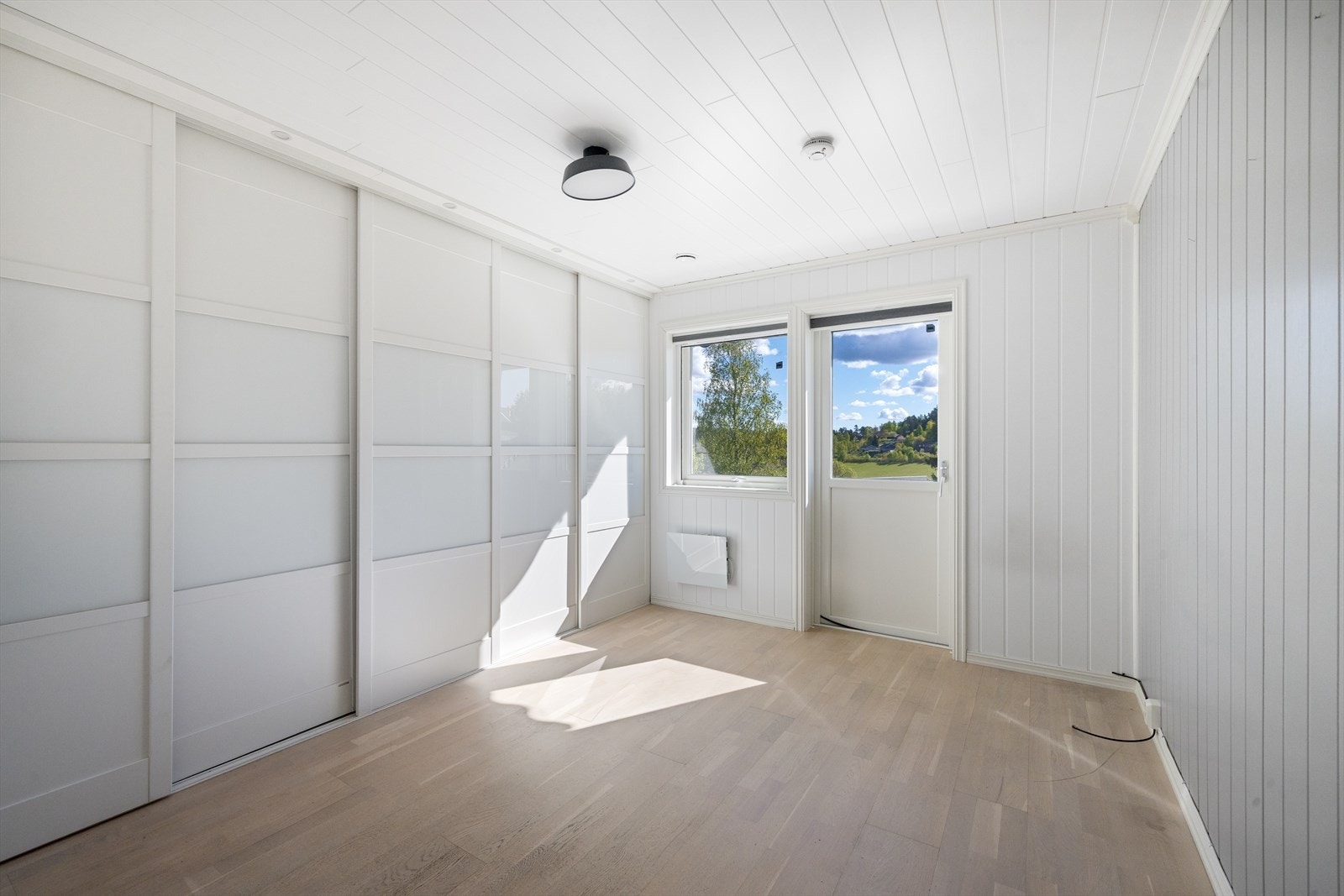 Hovedsoverom har god plass til dobbeltseng og øvrig soveromsmøblement. Rommet er innredet med stor skyvedørsgarderobe og har utgang til balkong mot øst Galleribilde