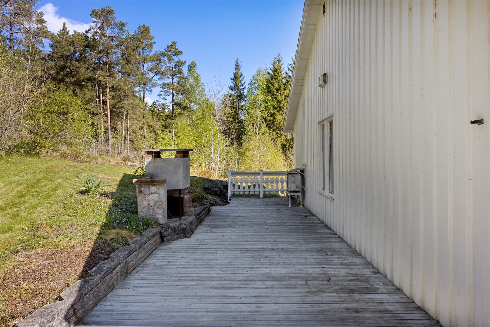 Her bor man skjermet til i naturskjønne og idylliske omgivelse Galleribilde