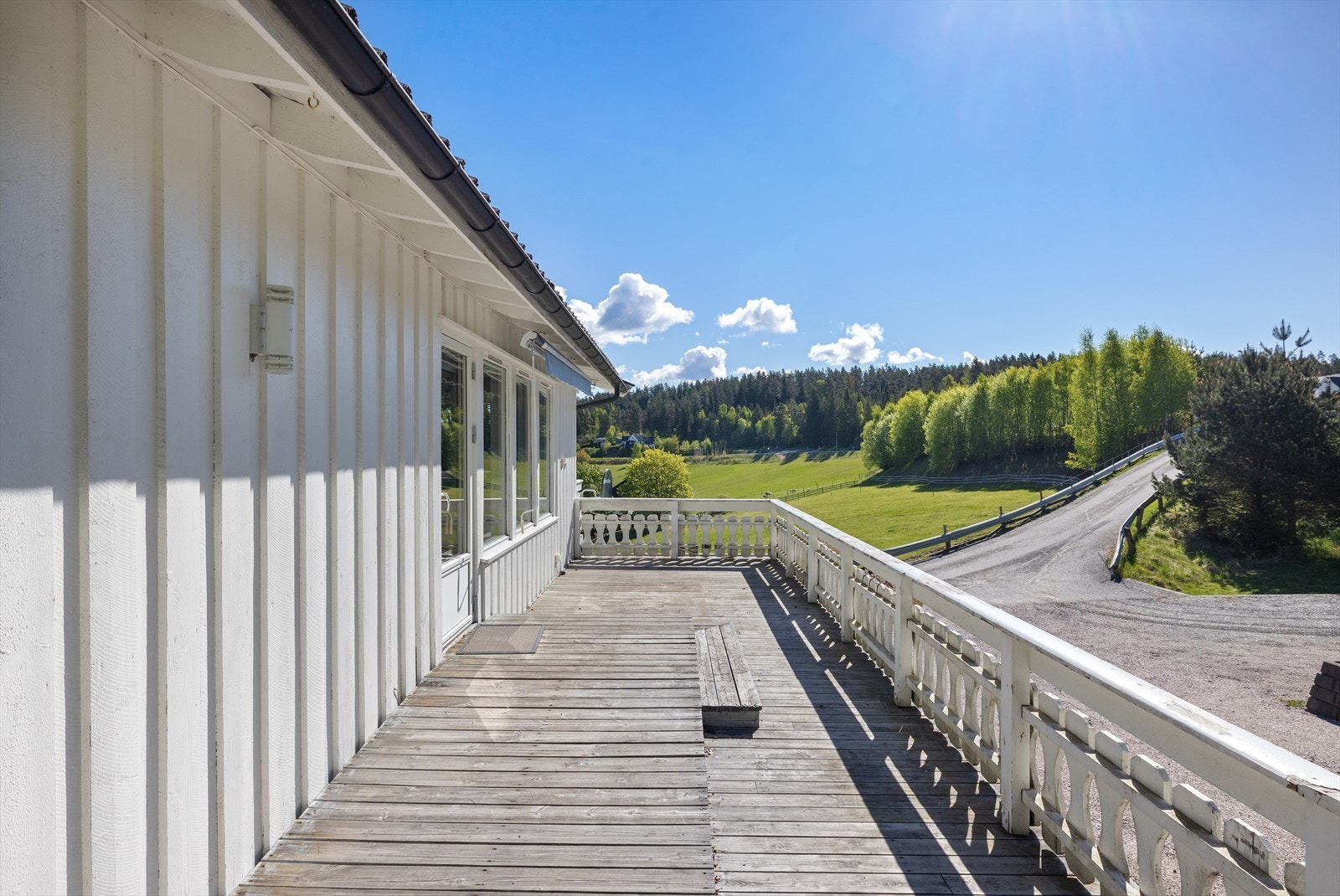 Eiendommen har særdeles gode solforhold som kan nytes fra morgen til kveld, i avslappende og rolige omgivelser Galleribilde