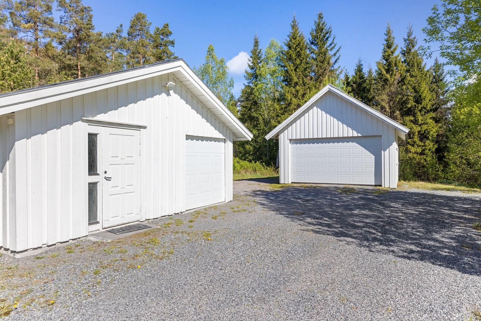 Det er særdeles gode parkeringsmuligheter i frittstående dobbel garasje, integrert enkel garasje og frittsåtende enkelgarasje Galleribilde