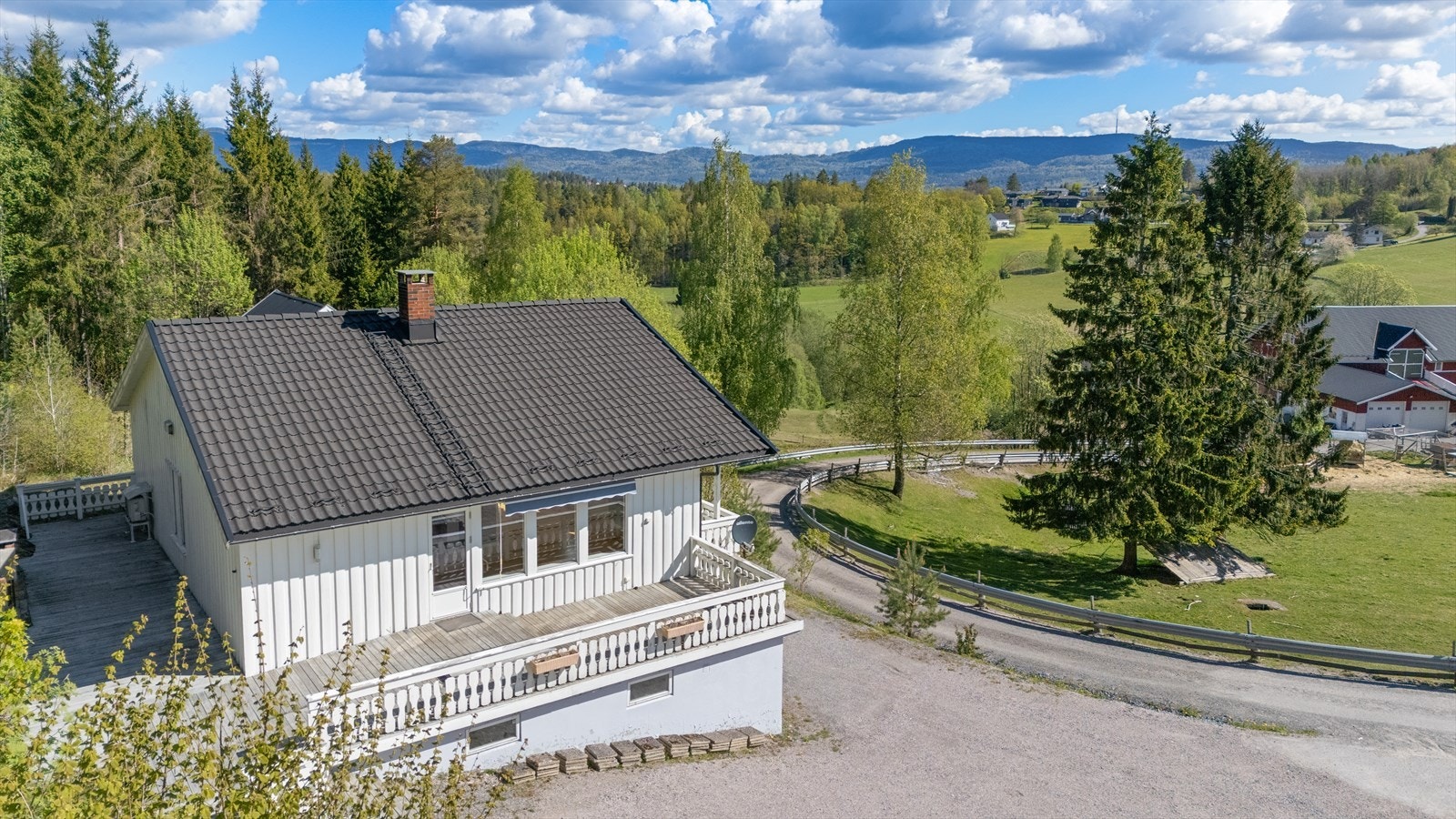 Boligen har en landlig og solrik beliggenhet, i blindvei, på Brekka Galleribilde