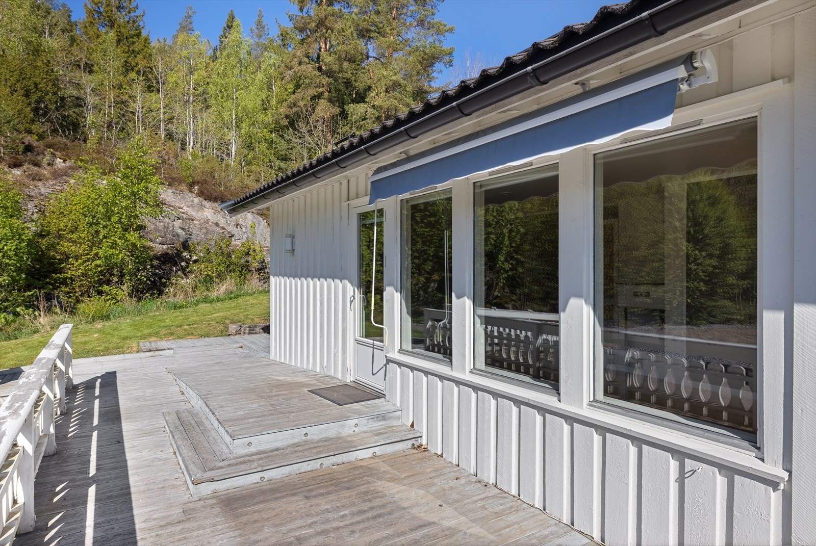 Fra stuen er det utgang til romslig terrasse som strekker seg fra syd til vest Galleribilde