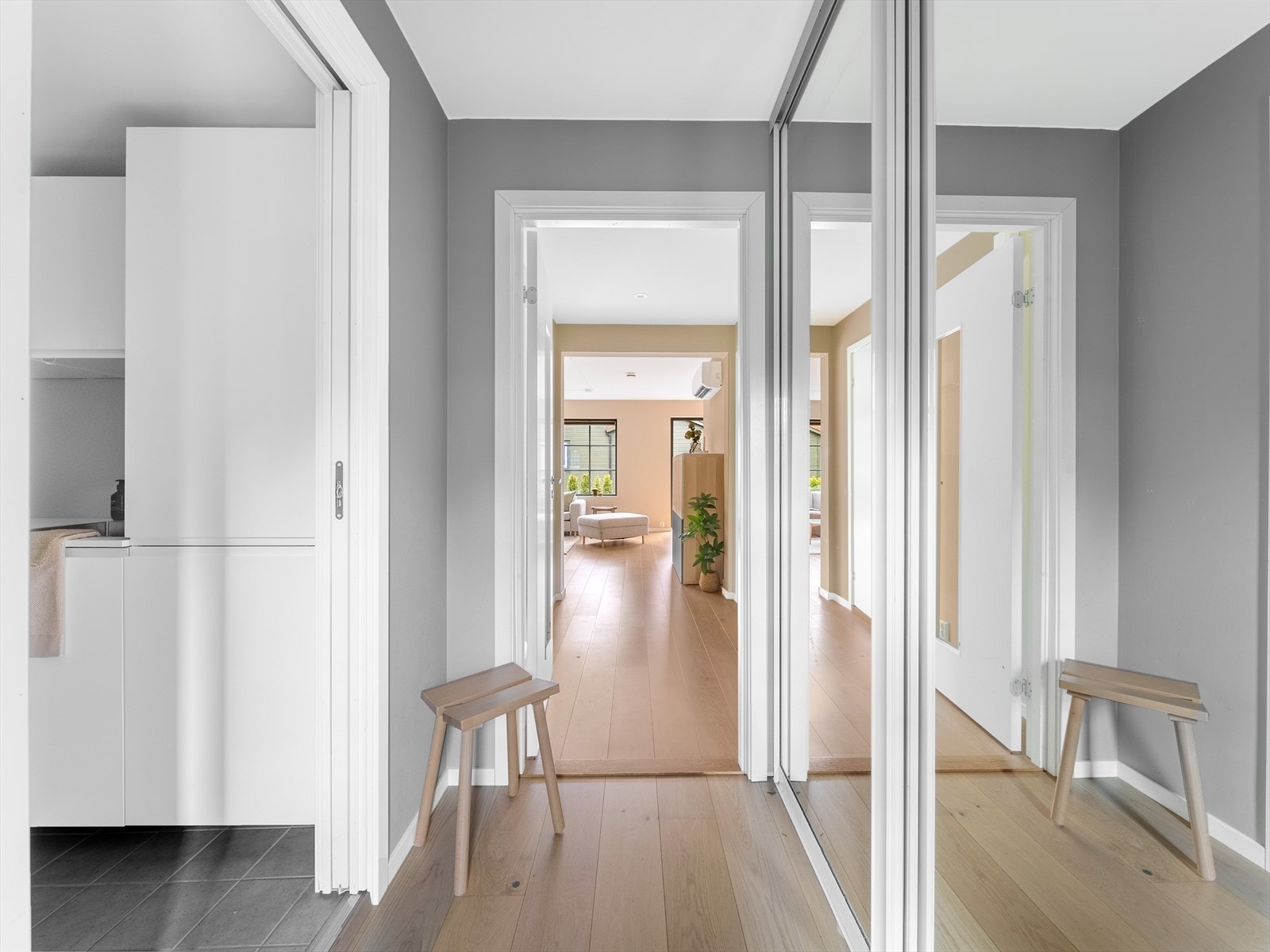 Her er det god plass til å henge fra seg yttertøy og sko, og den praktiske skyvedørsgarderoben gir svært gode oppbevaringsmuligheter og bidrar til en ryddig entré. Galleribilde
