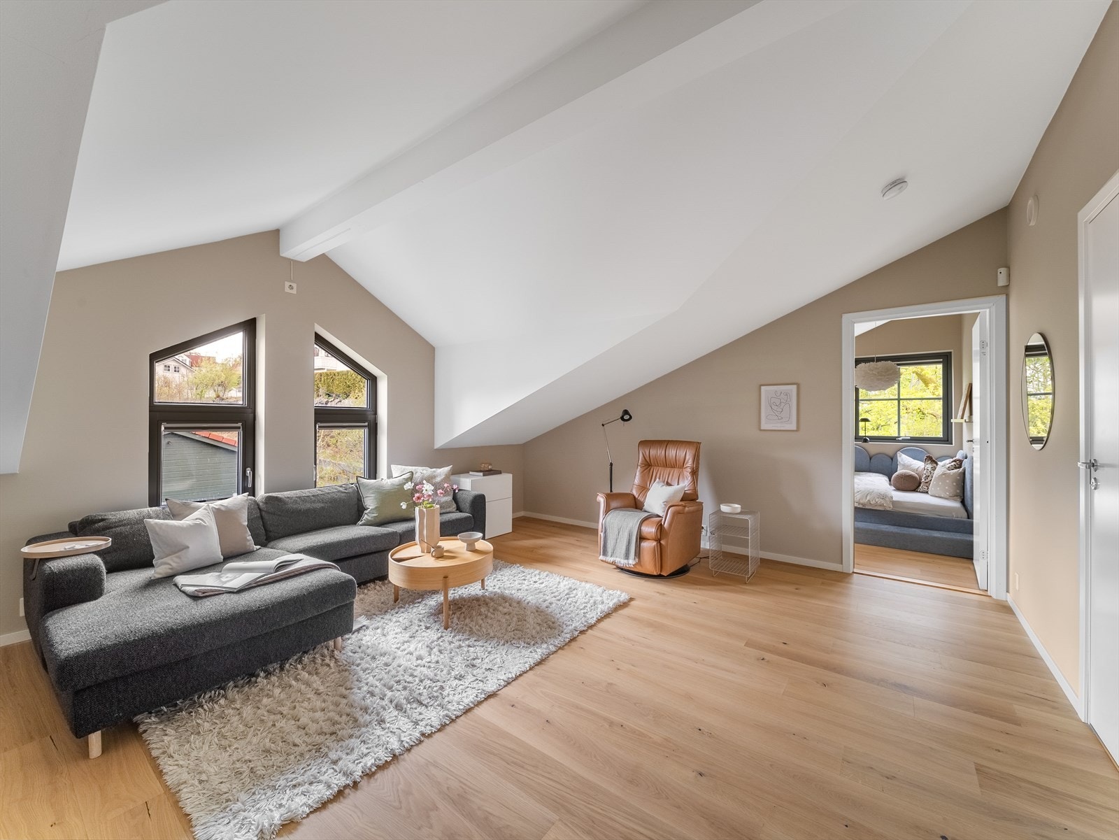 Her er det god plass til sofa, stuebord, TV-møblement og annen innredning. Galleribilde