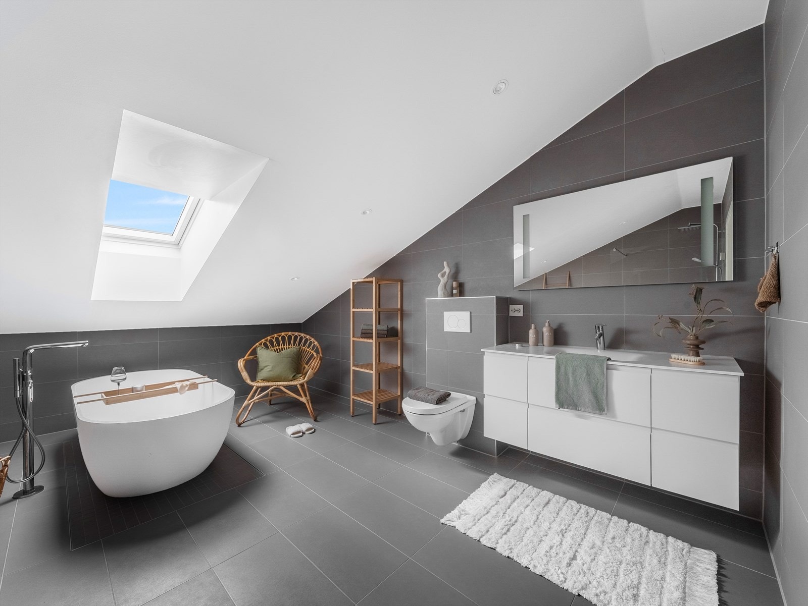 Badet har takvindu som gir godt med naturlig lys og en luftig romfølelse. Galleribilde