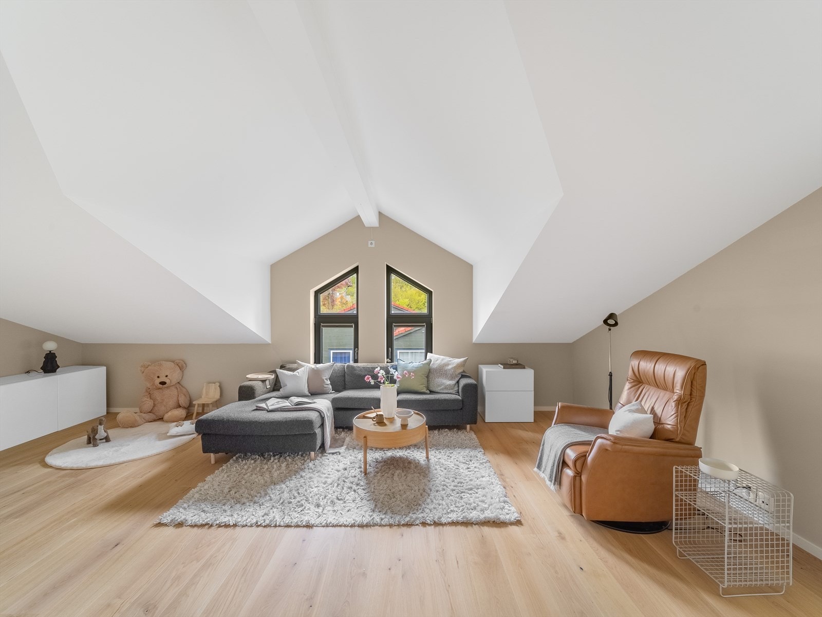 I tillegg til stuen byr leiligheten på en stor og praktisk loftstue som fungerer som et ekstra oppholdsrom. Galleribilde