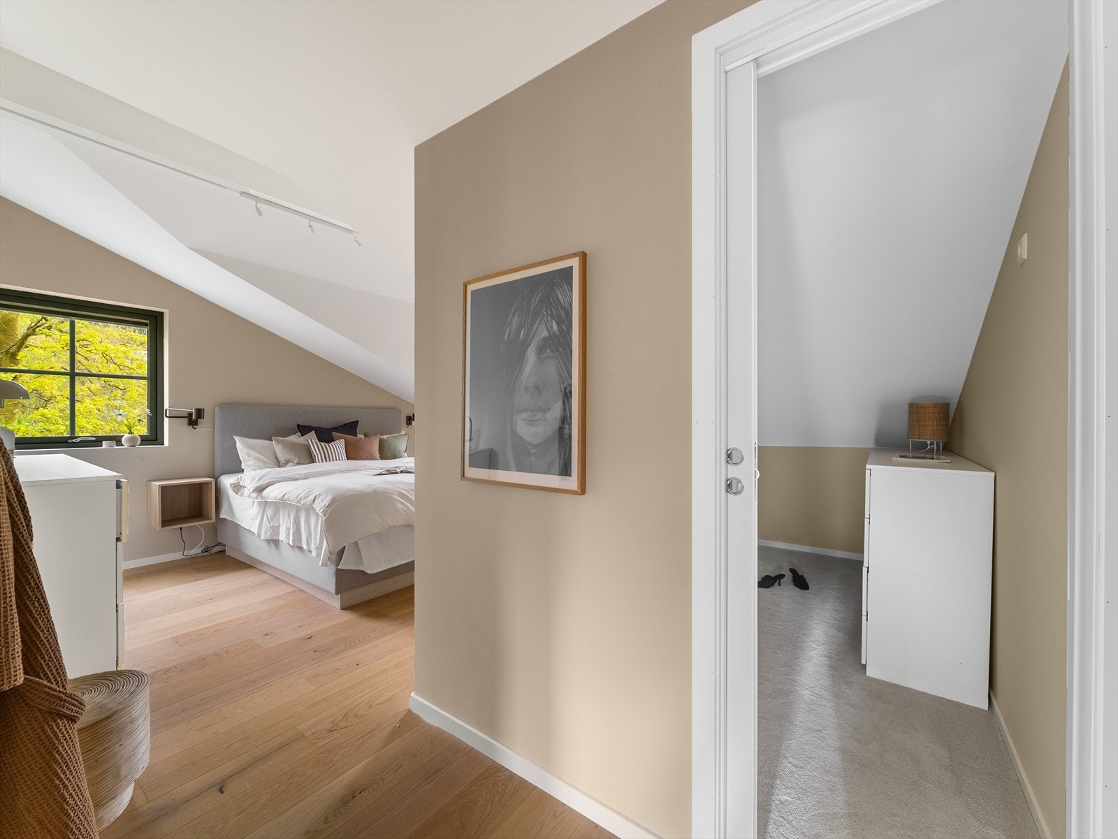 Soverommet har tilknytning til et romslig walk-in closet med svært gode oppbevaringsmuligheter, noe som gir en eksklusiv og praktisk hotellfølelse. Galleribilde