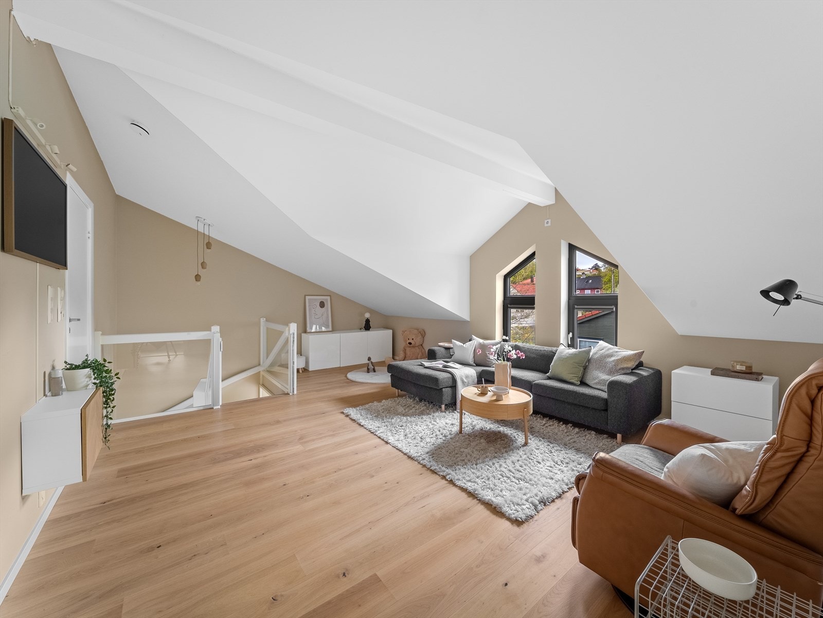 Loftstuen passer perfekt som TV-stue, lekerom eller ungdomsavdeling hvor barna kan trekke seg tilbake med venner. Galleribilde