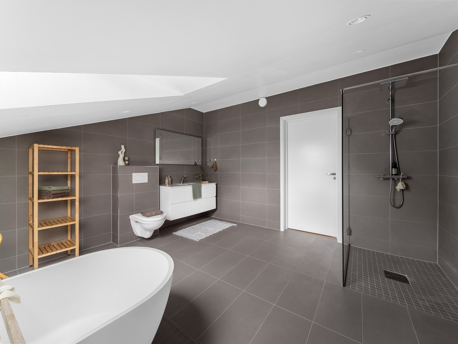 Badet i loftsetasjen holder samme moderne standard og fremstår både romslig og eksklusivt. Galleribilde