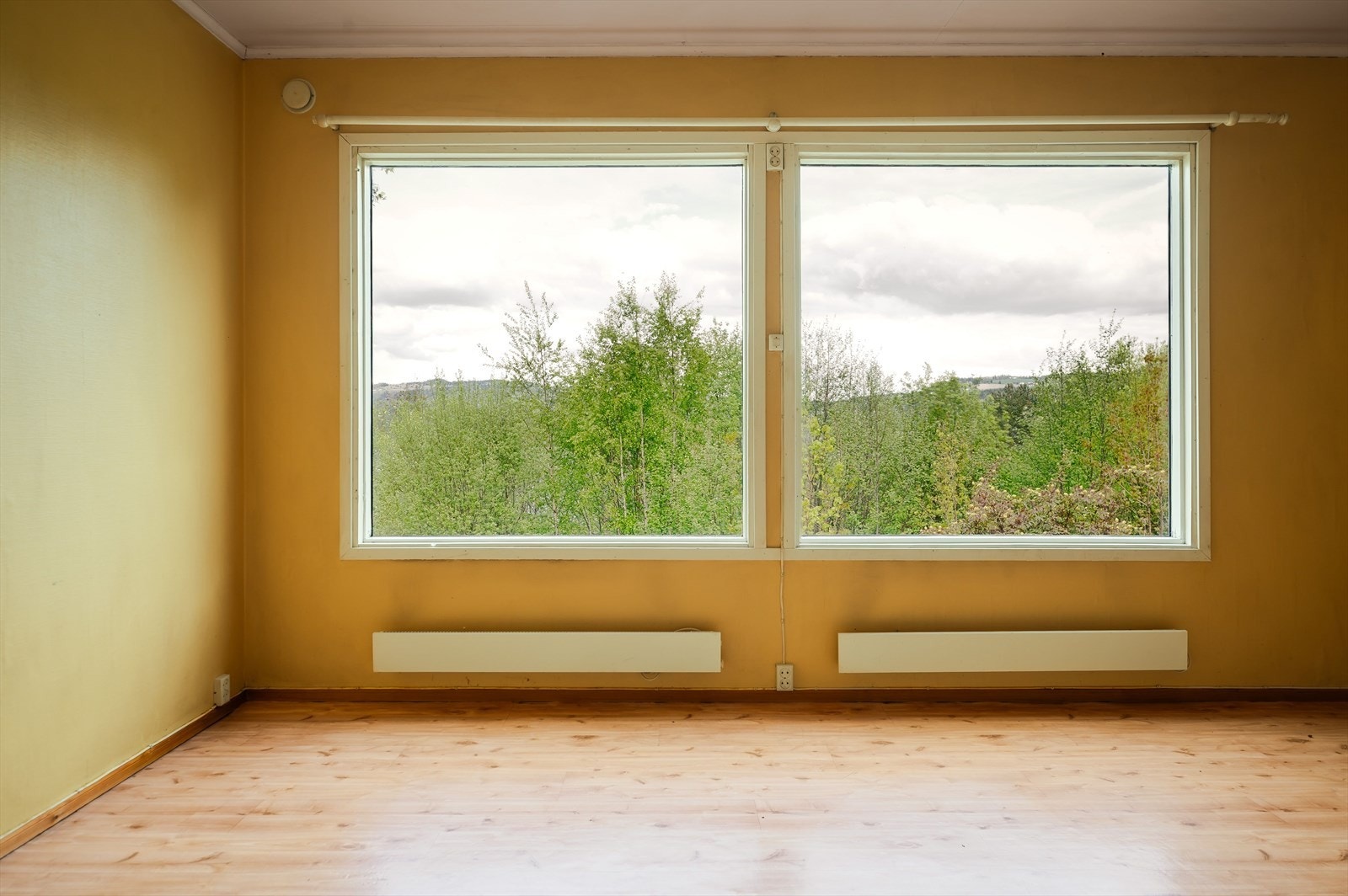 I stuen får man mye lysinnslipp. Galleribilde