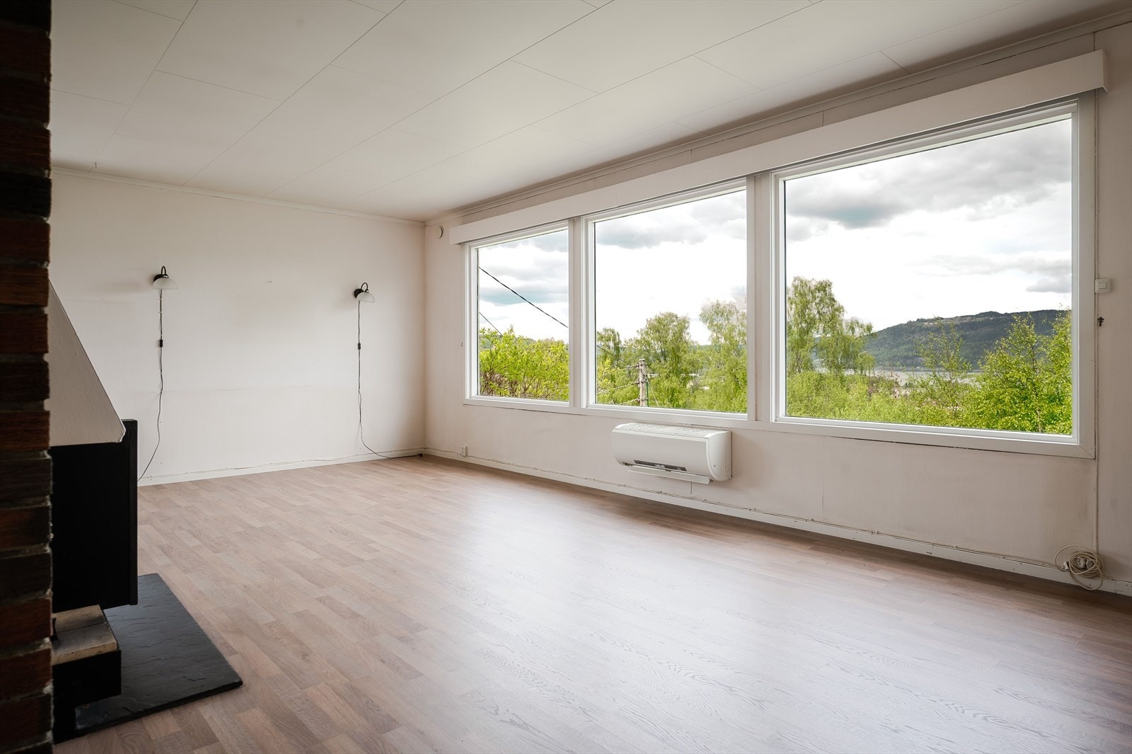 Boligen varmes hovedsaklig opp via peis og varmepumpe. Galleribilde