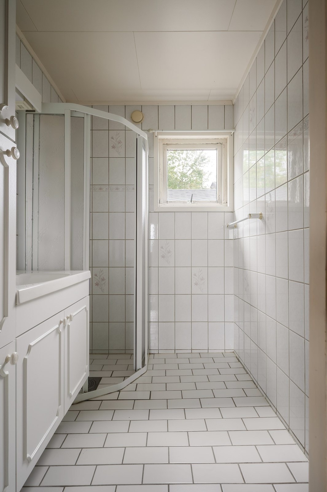 Badet inneholder dusj og servant. Galleribilde