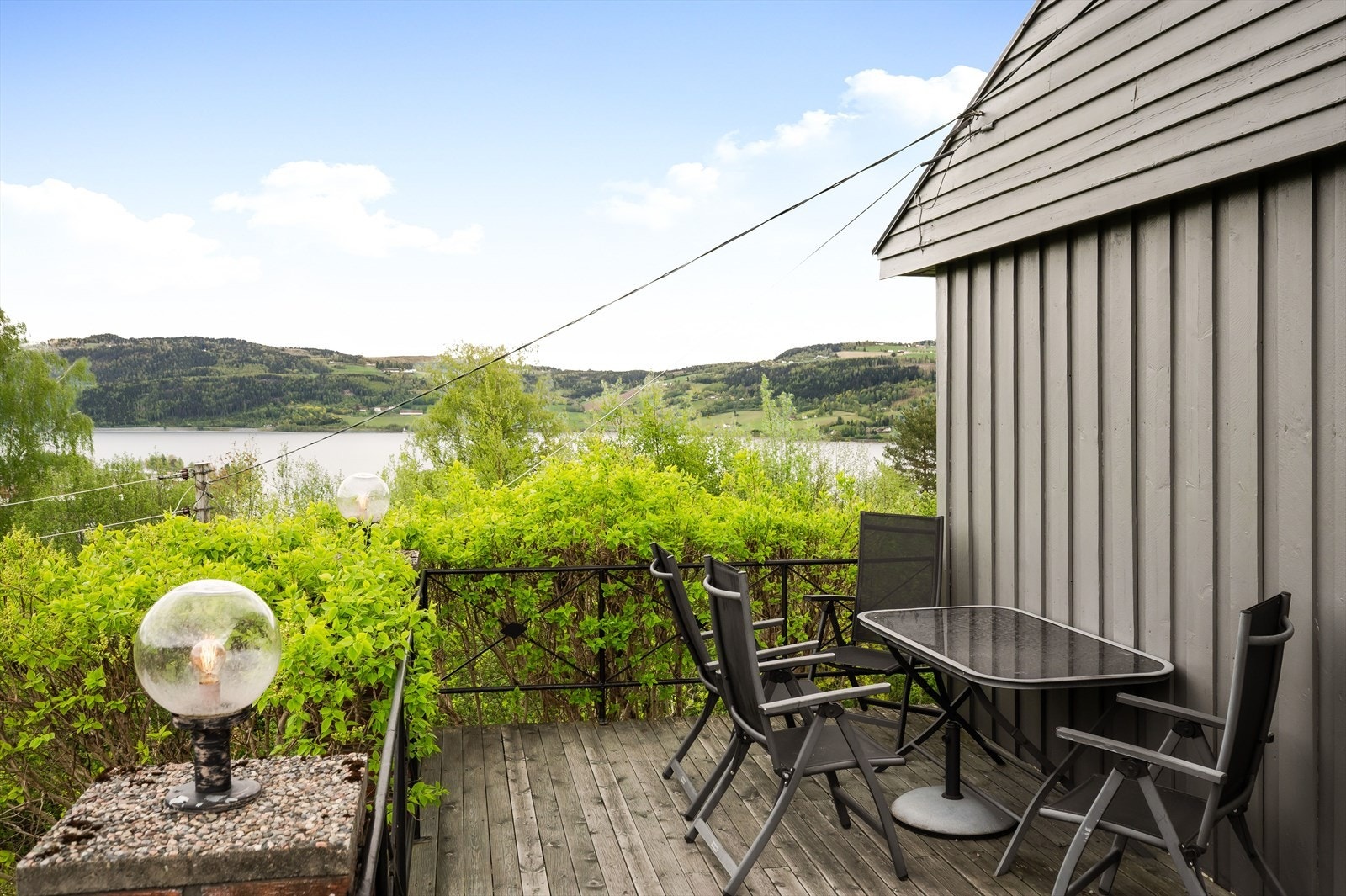 Fin utsikt mot Mjøsa fra terrassen. Galleribilde