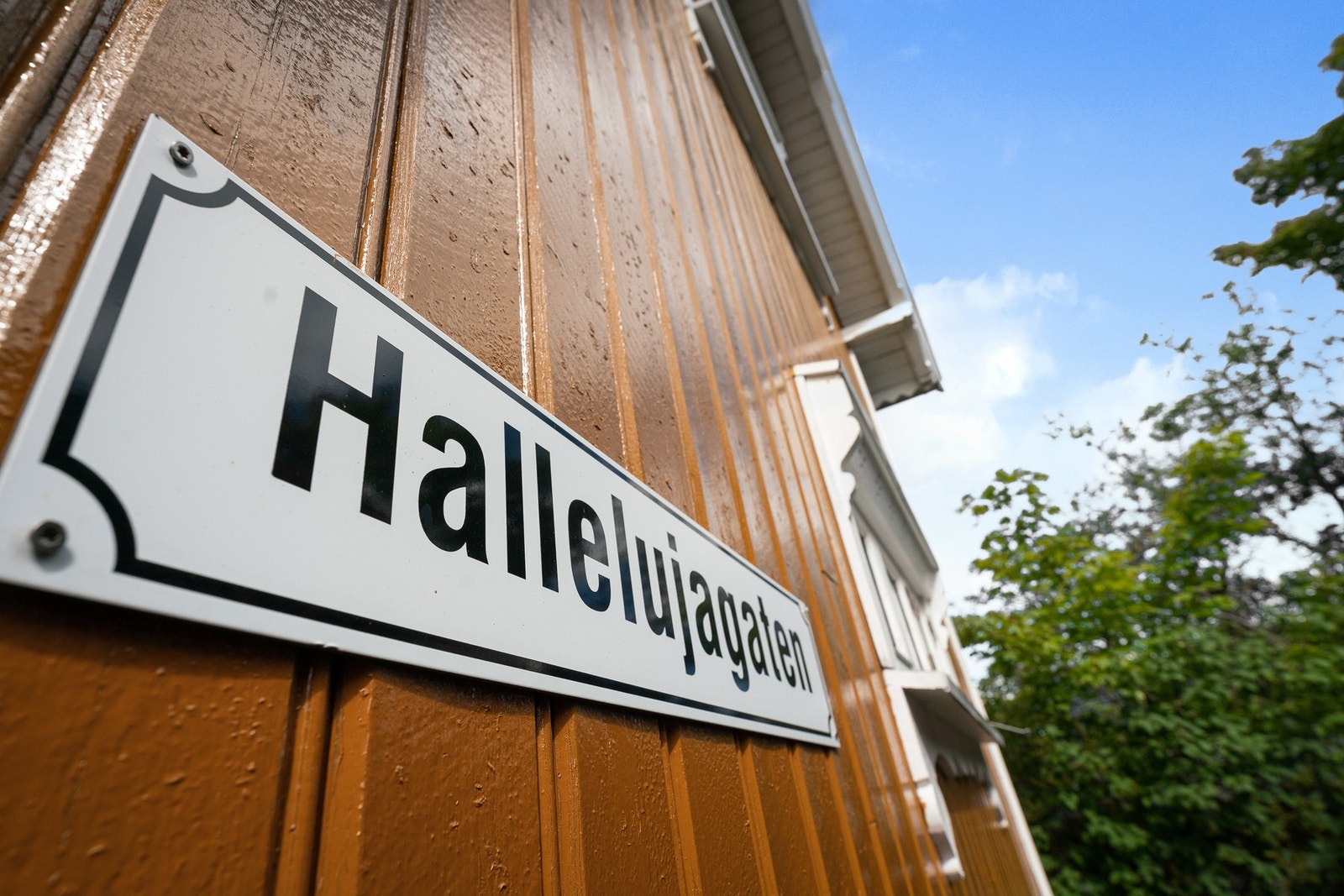 Relativt smal passasje mellom boligene Galleribilde