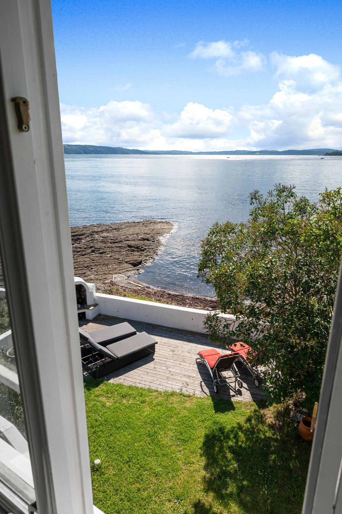 Utsikt og frontterrase mot strand Galleribilde
