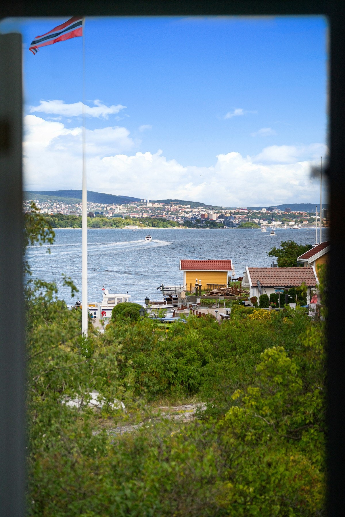 Fra et av barnerommene i nr. 3, bortover øya, rett mot Bygdøy og Oslo Galleribilde