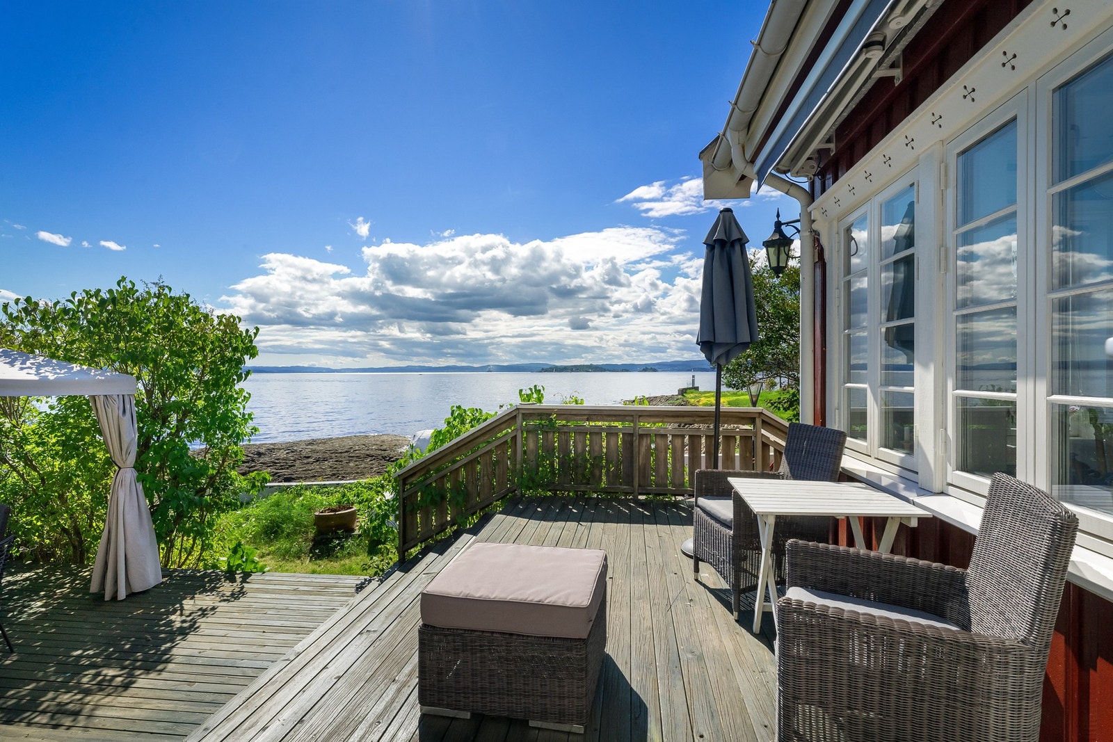 Del av hovedterrasse, fra kjøkken Galleribilde