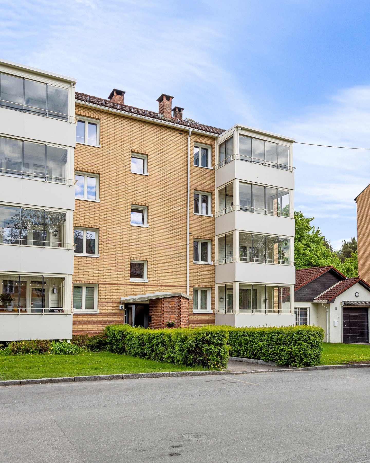 Det er adkomst til boligen via felles trapperom hvor leiligheten har en fin intern beliggenhet i 3. etasje. Galleribilde